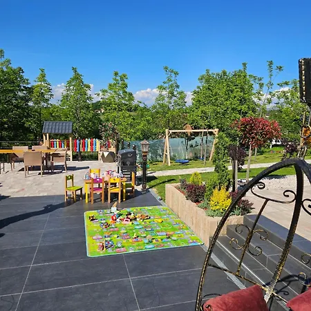 木屋 Charda Laktaši